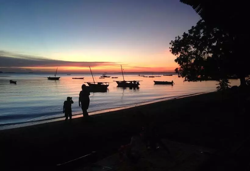 Hotelli Ocean Breeze Lodge