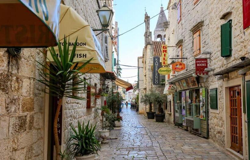 فندق Guesthouse Ana Trogir Old Town