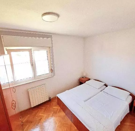 Hotelli Guesthouse Varnica