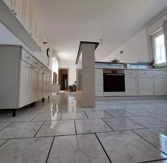 Hotelli Guesthouse Varnica