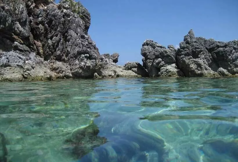 Hotelli Iris Island Eco Resort