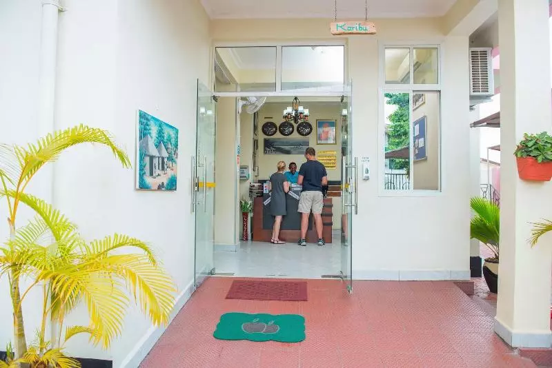 هتل Airport Transit Lodges