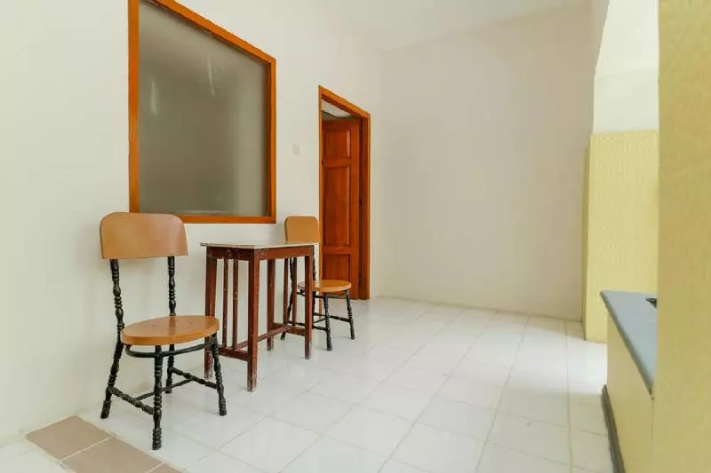 Pension Reddoorz Plus @ Slamet Riyadi