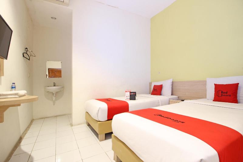 Pensjonat Reddoorz Plus @ Slamet Riyadi