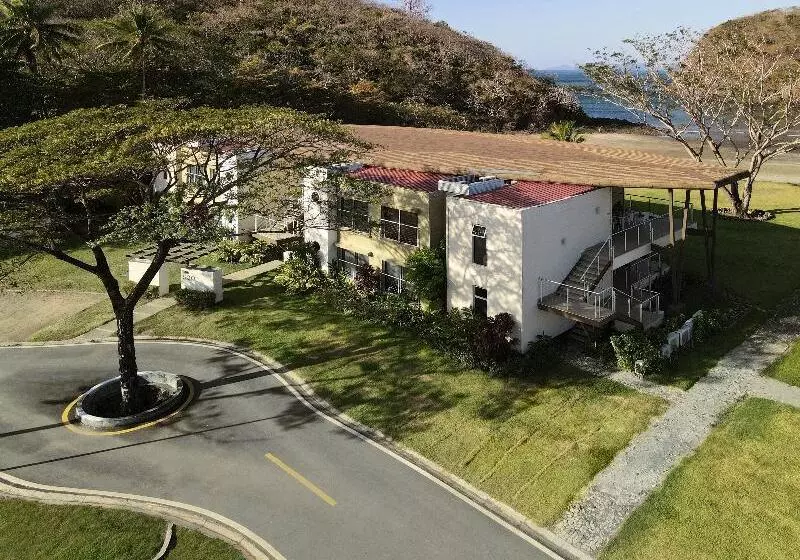 Hostelli Villa Marina Lodge & Condos