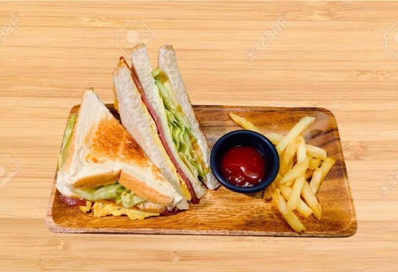 בית מלון כפרי Wregent Plaza