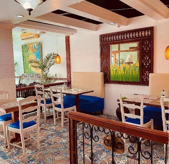 בית מלון כפרי Wregent Plaza