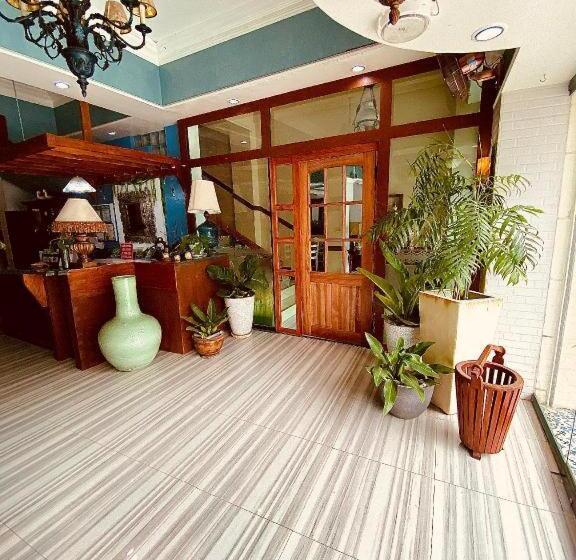 בית מלון כפרי Wregent Plaza