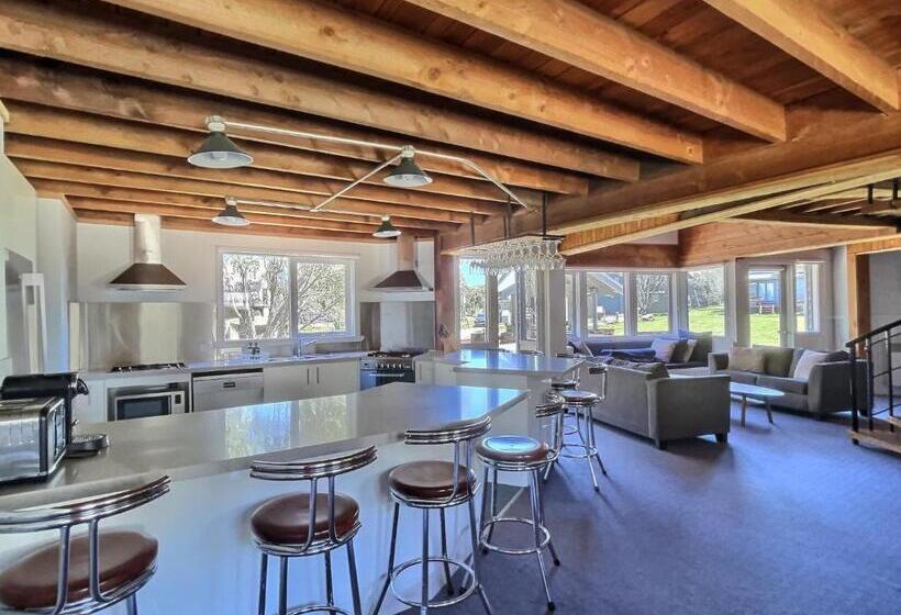 Banjo S Chalet, Alpine Getaways