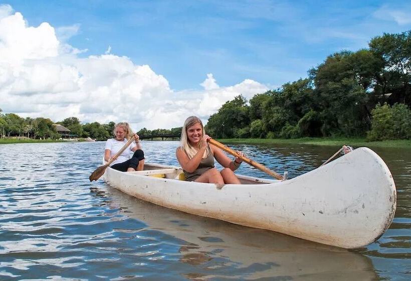 هتل Antelope Park Safari Lodge