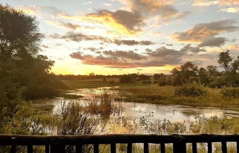 هتل Antelope Park Safari Lodge