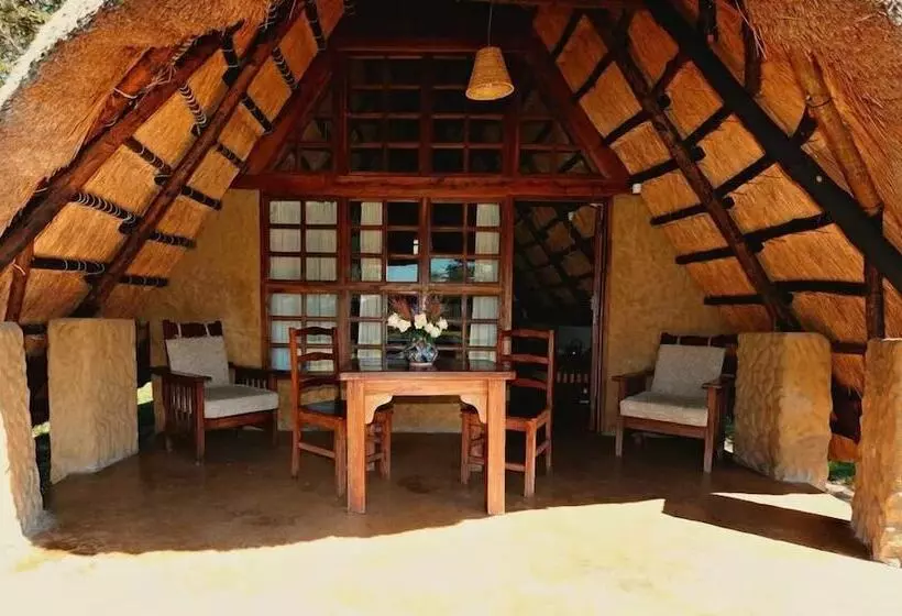 هتل Antelope Park Safari Lodge
