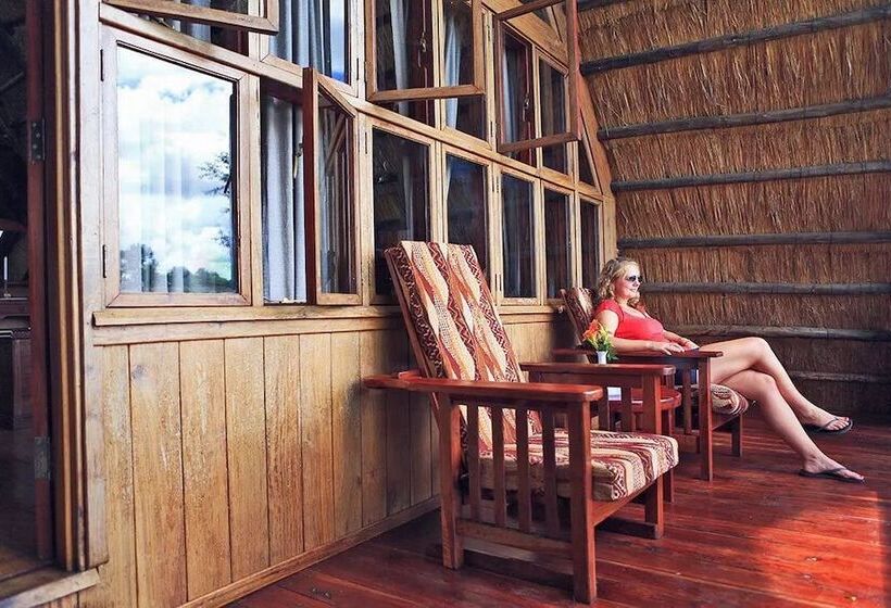 هتل Antelope Park Safari Lodge