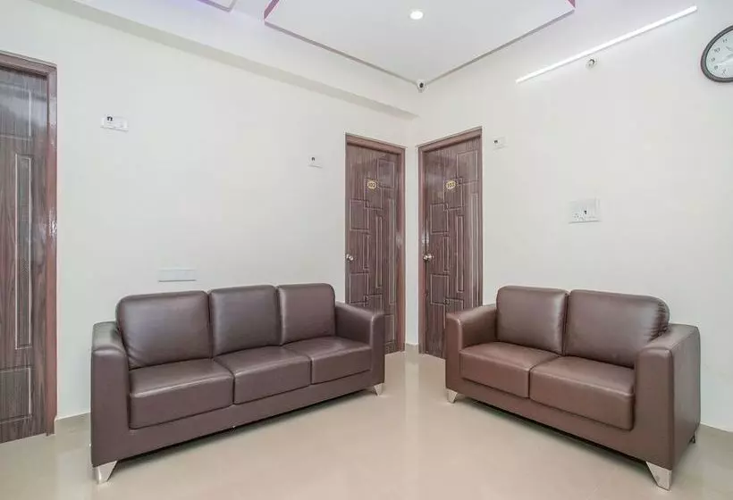 Hotelli Oyo 13745 Cmn Stay