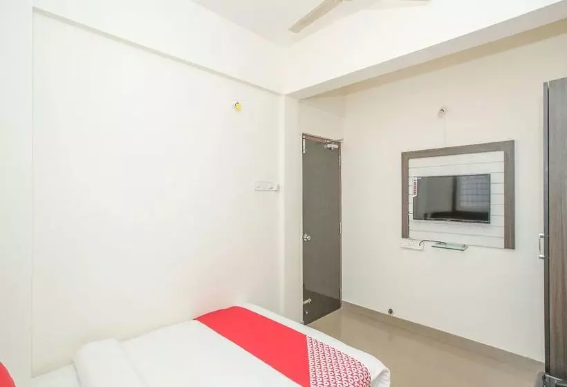 Hotelli Oyo 13745 Cmn Stay