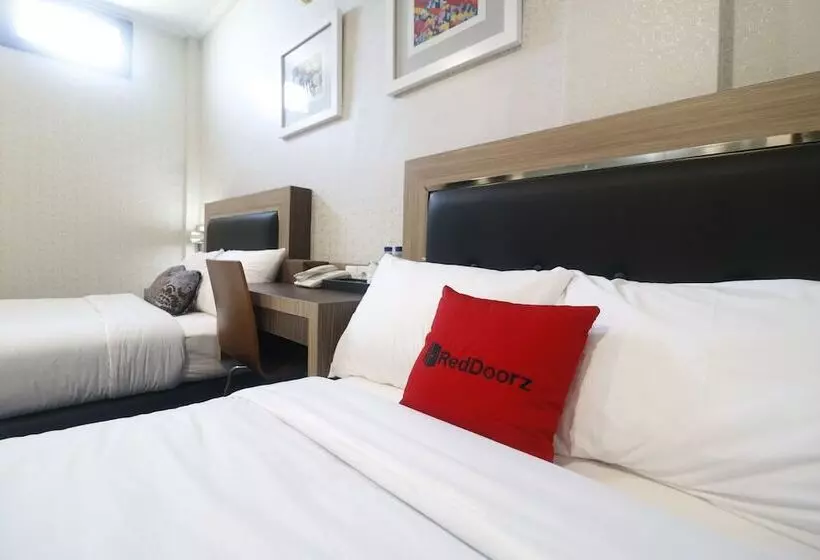 ホテル Reddoorz Near Taman Bekapai