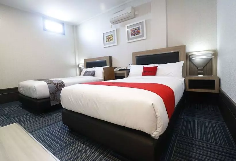 ホテル Reddoorz Near Taman Bekapai
