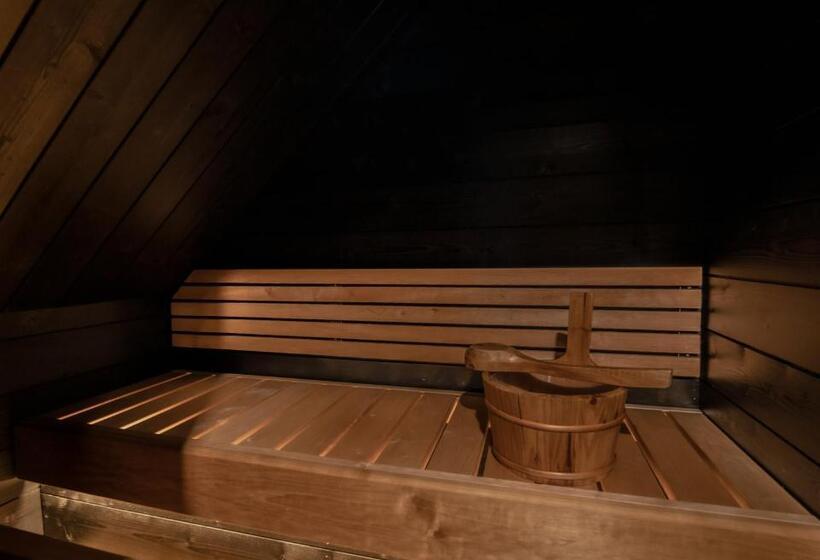 Отель Northern Lights Village Pyhä