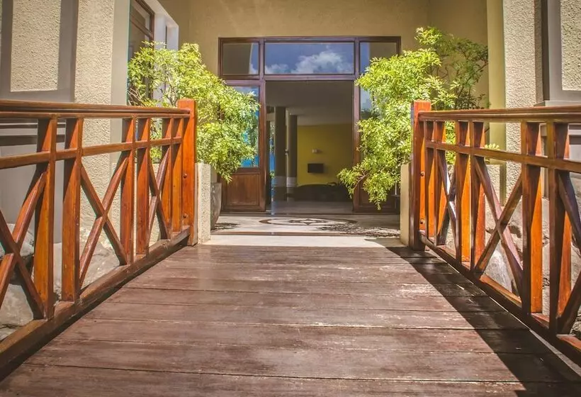 هتل Sunset Reef Resort & Spa