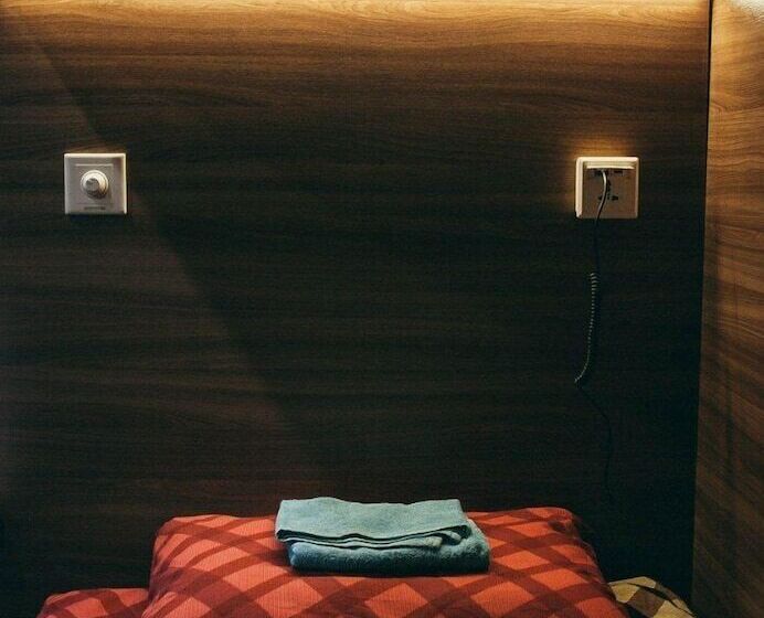 Anchor Park Capsule Hostel