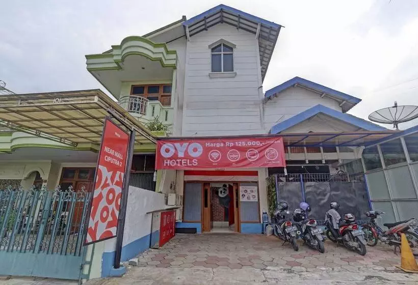 Hotelli Reddoorz Near Mall Ciputra 2