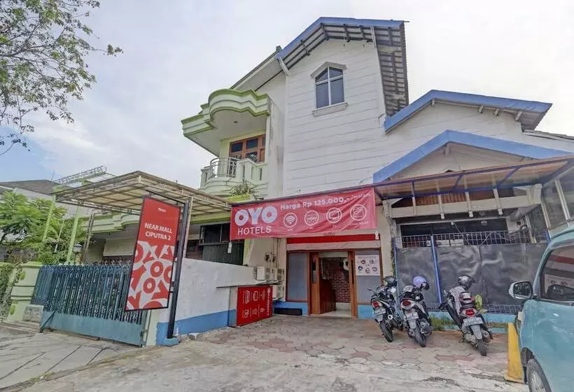 Hotelli Reddoorz Near Mall Ciputra 2