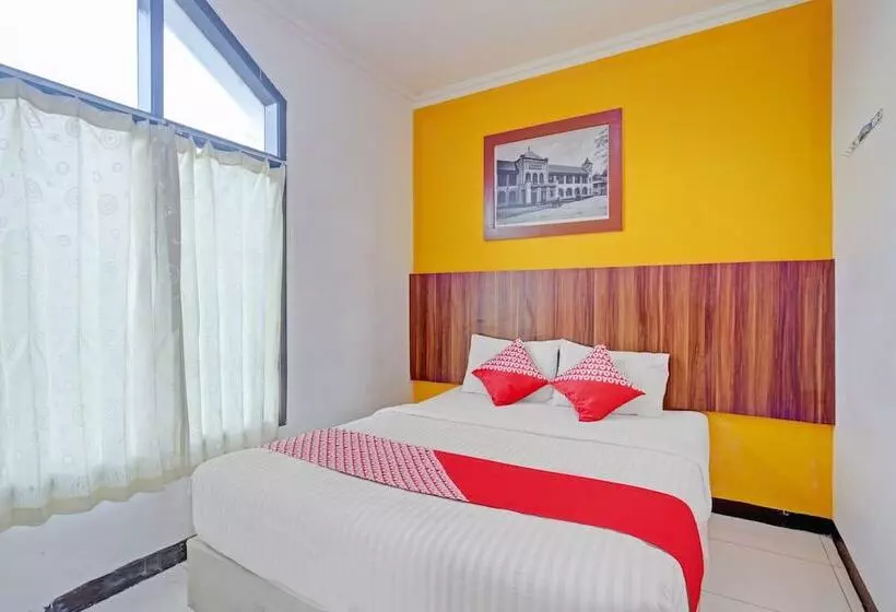 Hotelli Reddoorz Near Mall Ciputra 2
