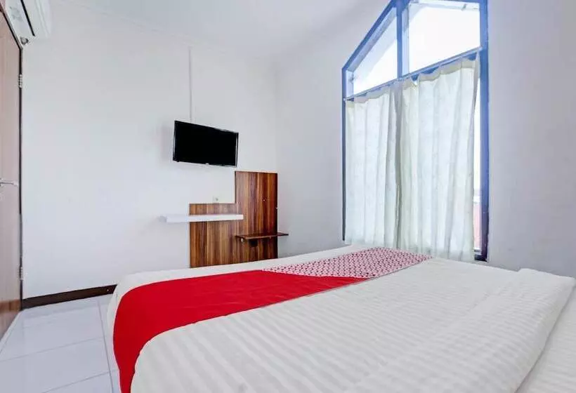 Hotelli Reddoorz Near Mall Ciputra 2