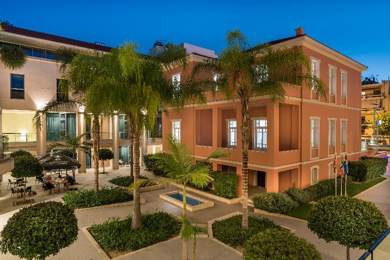 هتل Trianon Luxury Apartments & Suites