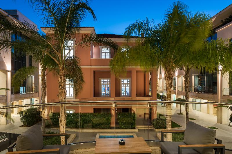 هتل Trianon Luxury Apartments & Suites