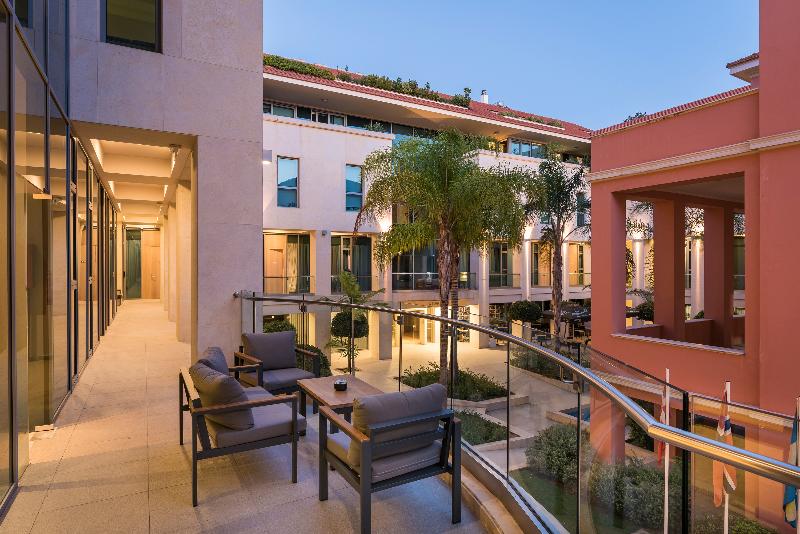 هتل Trianon Luxury Apartments & Suites