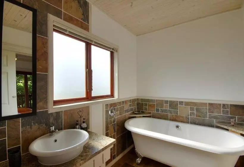 Monzi Safari Lodge