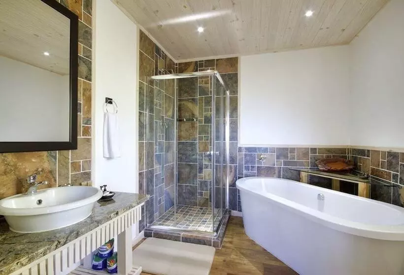 Monzi Safari Lodge
