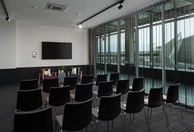 בית מלון כפרי Atura Adelaide Airport