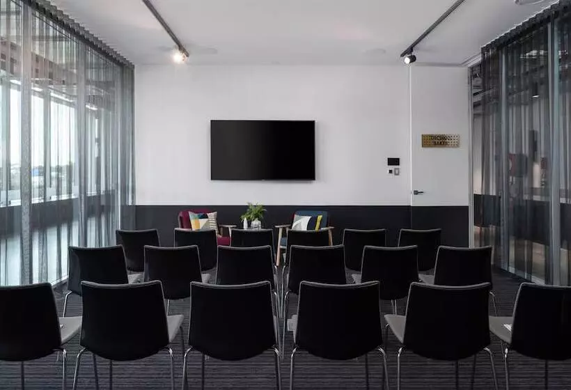 ホテル Atura Adelaide Airport