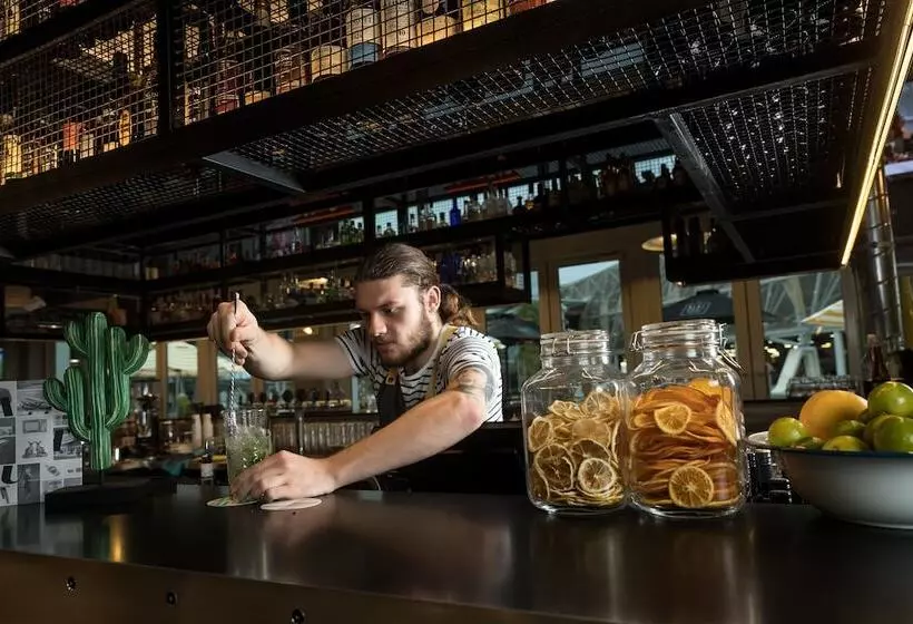 ホテル Atura Adelaide Airport