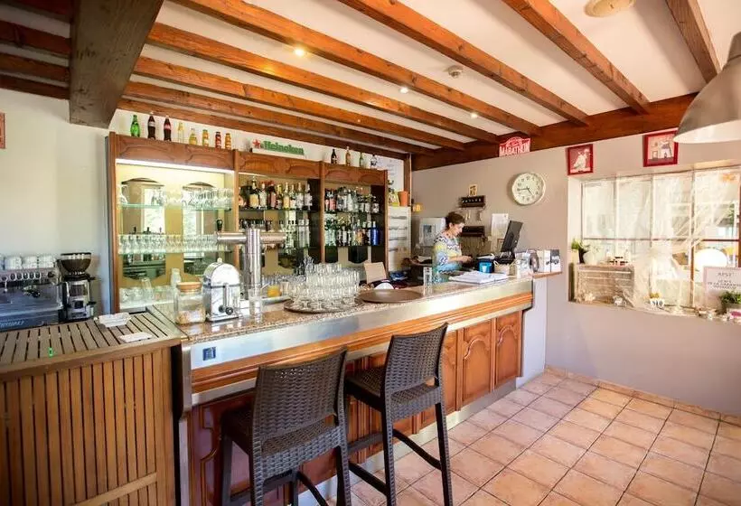 Hotelli Logis Hôtel Auberge De L Espinouse