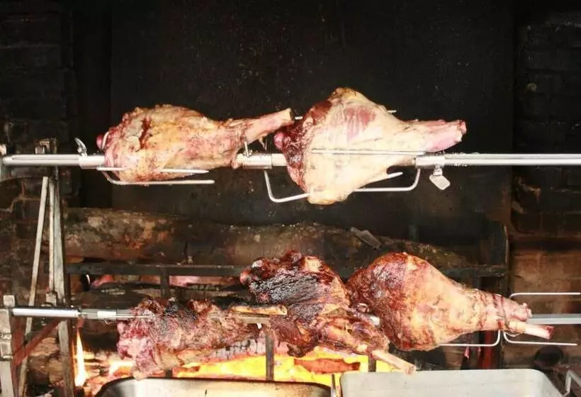 Hotelli Logis Hôtel Auberge De L Espinouse