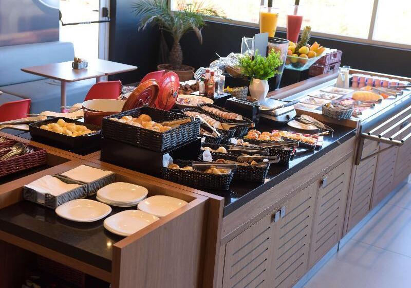 Отель Ibis Tatui