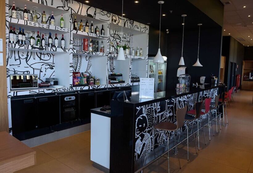 Отель Ibis Tatui