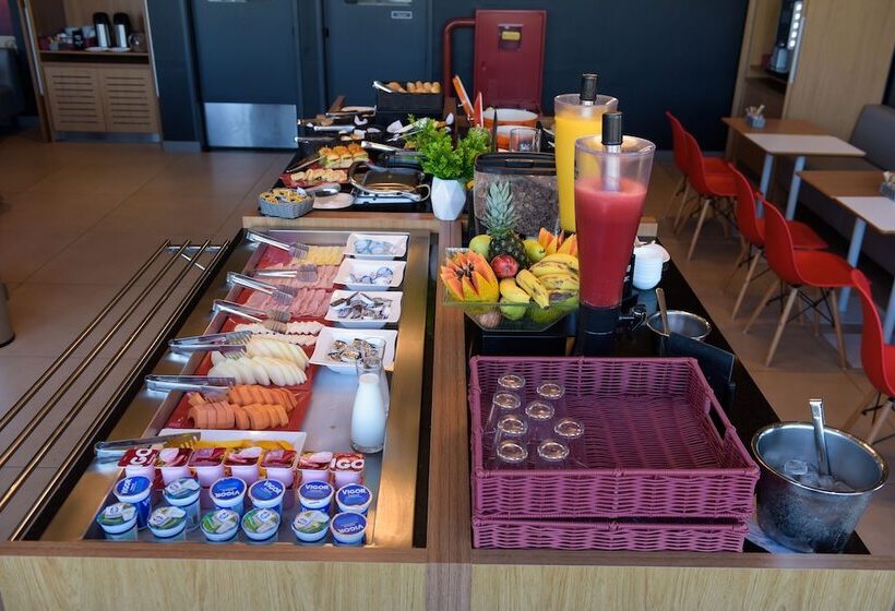 Отель Ibis Tatui