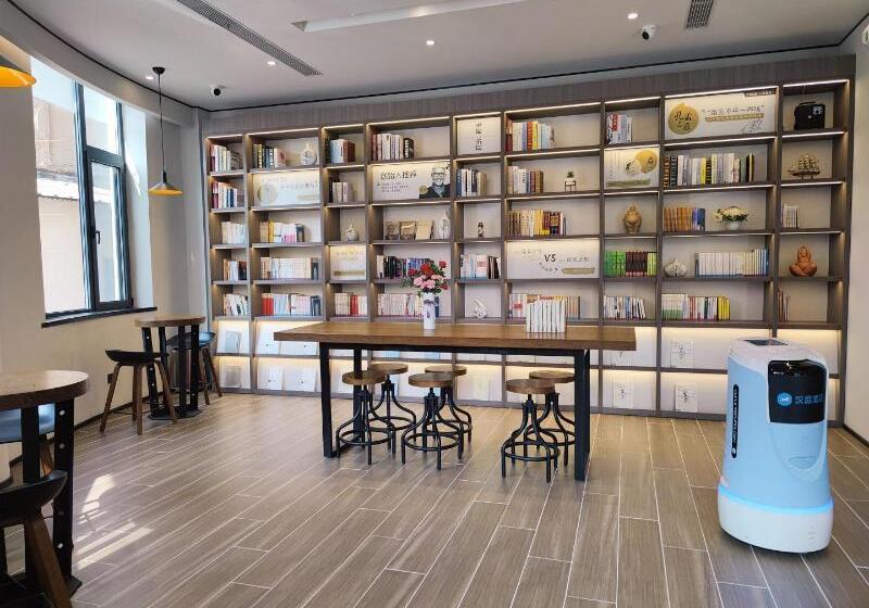 هتل Hanting Qingdao Xianggang Middle Road