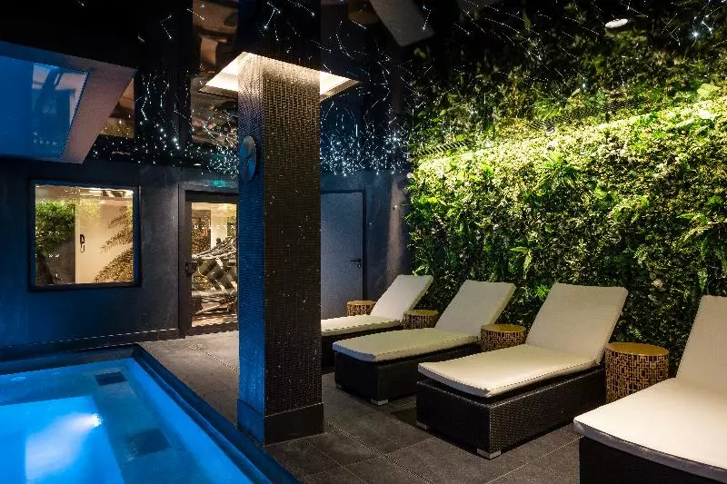 Hotelli Voco Strasbourg Centre   The Garden, An Ihg