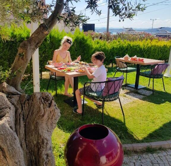 Ebruli Otel Cunda