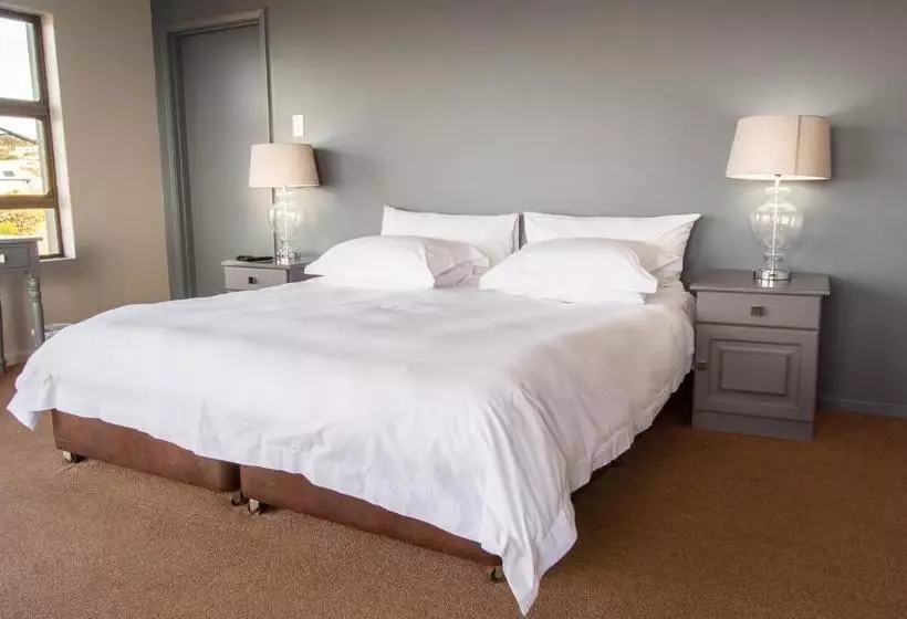 Majatalo Edward Charles Manor