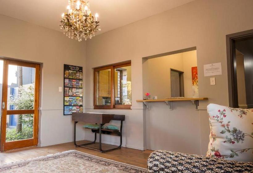 بنسيون Edward Charles Manor