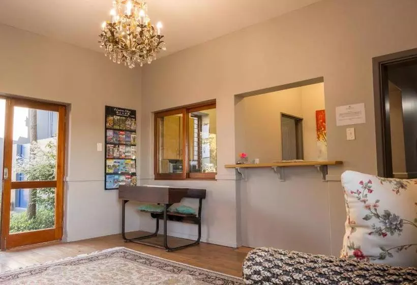 Majatalo Edward Charles Manor