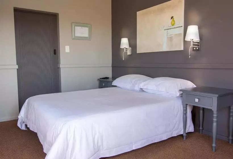 Majatalo Edward Charles Manor