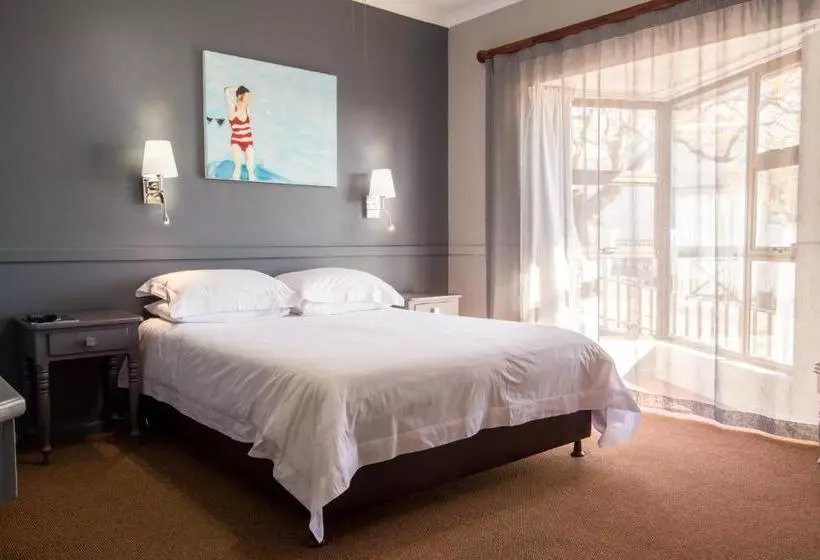 Majatalo Edward Charles Manor