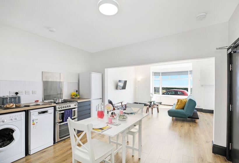 بنسيون Tyme Suites On Kingsway